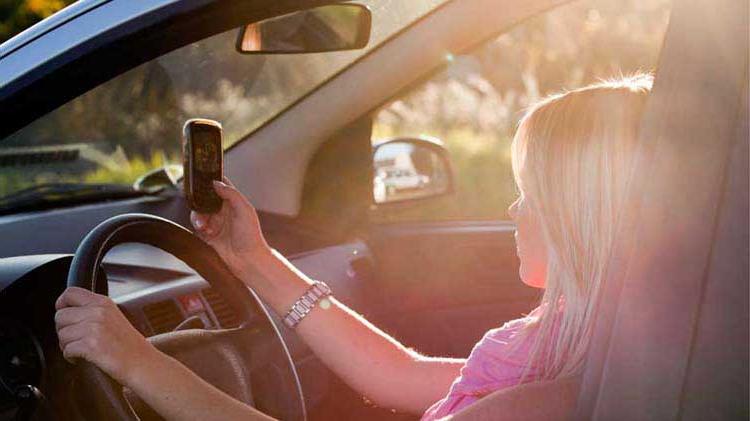 Teen driver texting while driving.